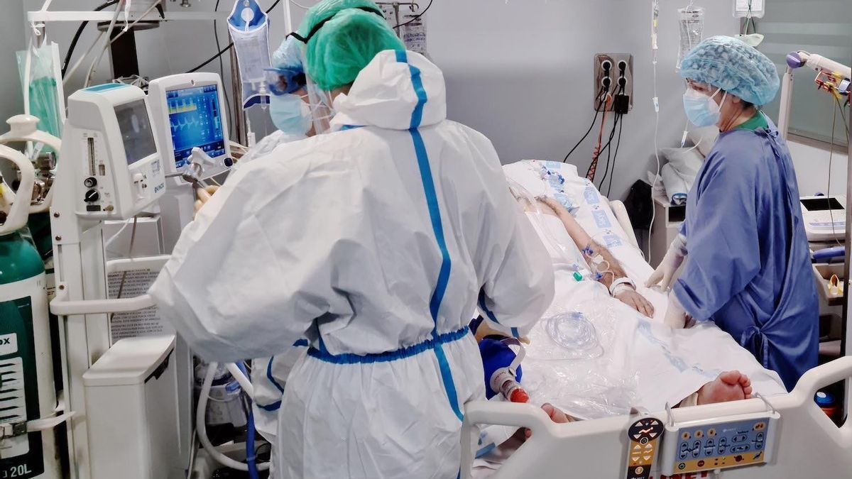 Una camas de críticos del coronavirus SARS-CoV-2.