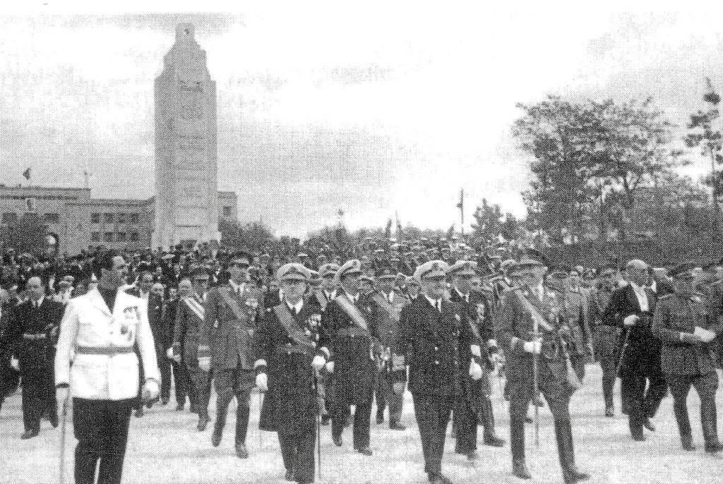 Inauguración del monumento de sa Feixina en 1947 en recuerdo de los caídos del crucero Baleares "por Dios y por España"