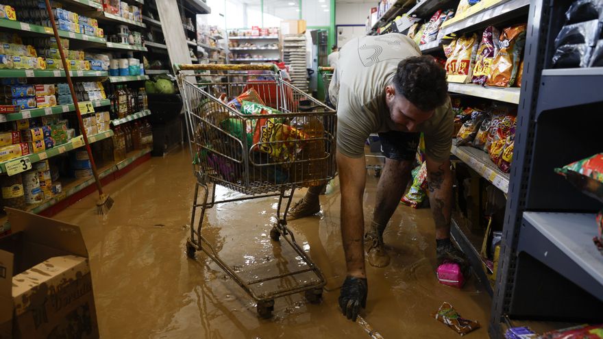 Labores de limpieza en un supermercado inundado de la localidad malagueña de Benamargosa tras las fuertes lluvias este jueves. La dana sobre el sur y extremo oriental del país, con cuantiosos daños en las últimas horas, rescates y vías cortadas por inundaciones, como en Málaga -ya sin riesgo- empieza a remitir pero el temporal azotará aún hoy a Andalucía, que está en alerta naranja (riesgo importante), así como a Valencia, aunque solo hasta media mañana. EFE/ Jorge Zapata