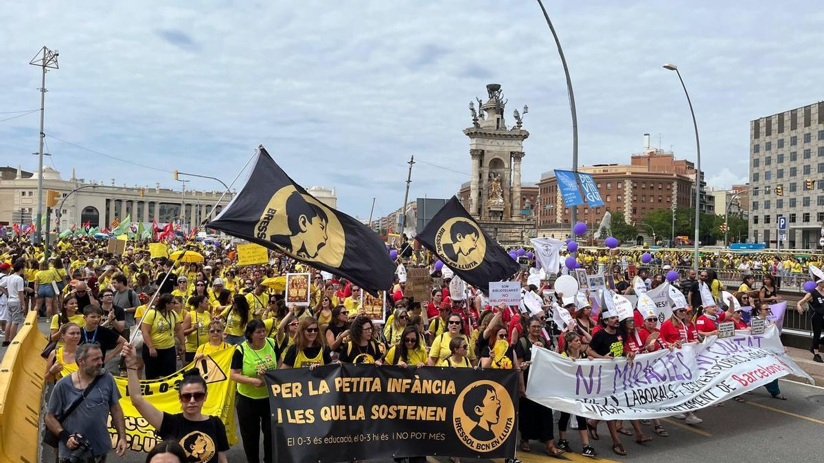 Los docentes catalanes reciben a León XIV entre protestas: "Esta huelga no la salva ni el Papa"