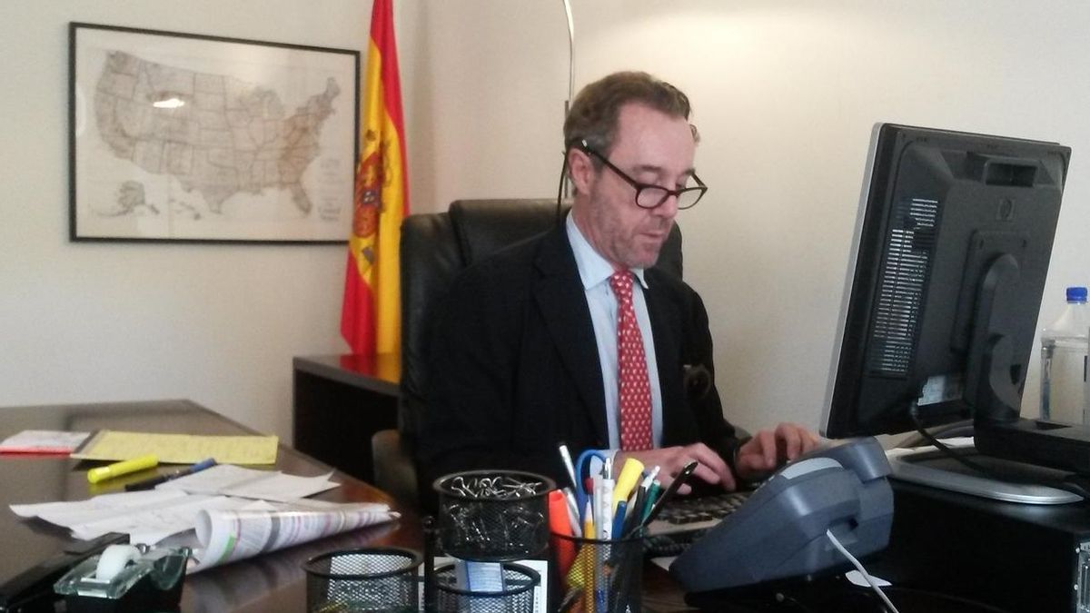 El cónsul cesado por mofarse de Susana Díaz admite que su broma fue "desafortunada", pero se queja de que no hay humor