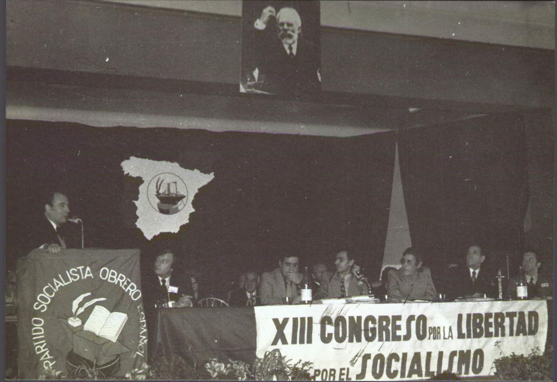 Presidencia del XXVI Congreso del PSOE, celebrado en Suresnes. François Mitterrand, secretario del PSF interviene en el estrado. Sentados, de izda a dcha: Ronald Balcomb, secretario de la Internacional Socialista, José Martínez Cobos,  Alfonso Guerra, Manuel Garnacho y Fabián Ramón. EFE/jgb