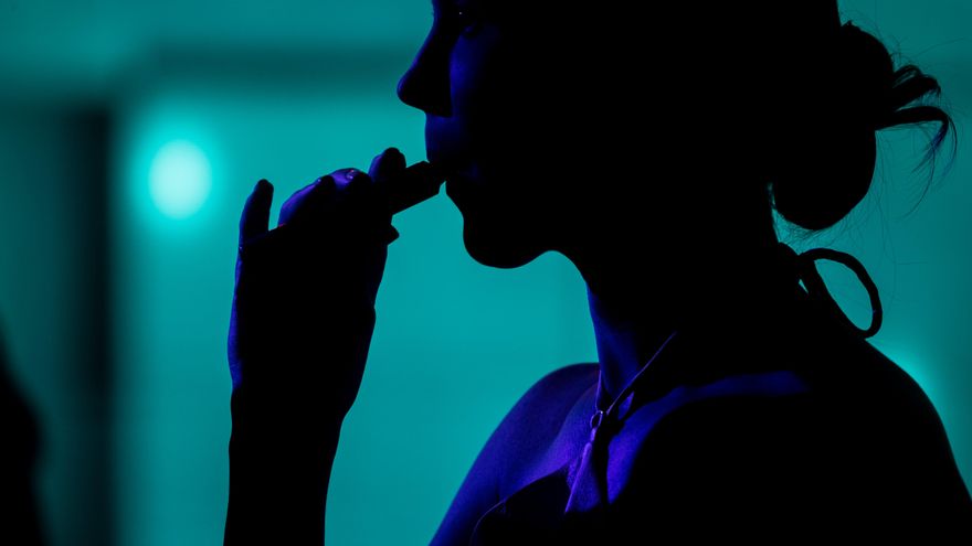 Galicia prohibirá por ley la venta a menores de vapeadores y bebidas energéticas