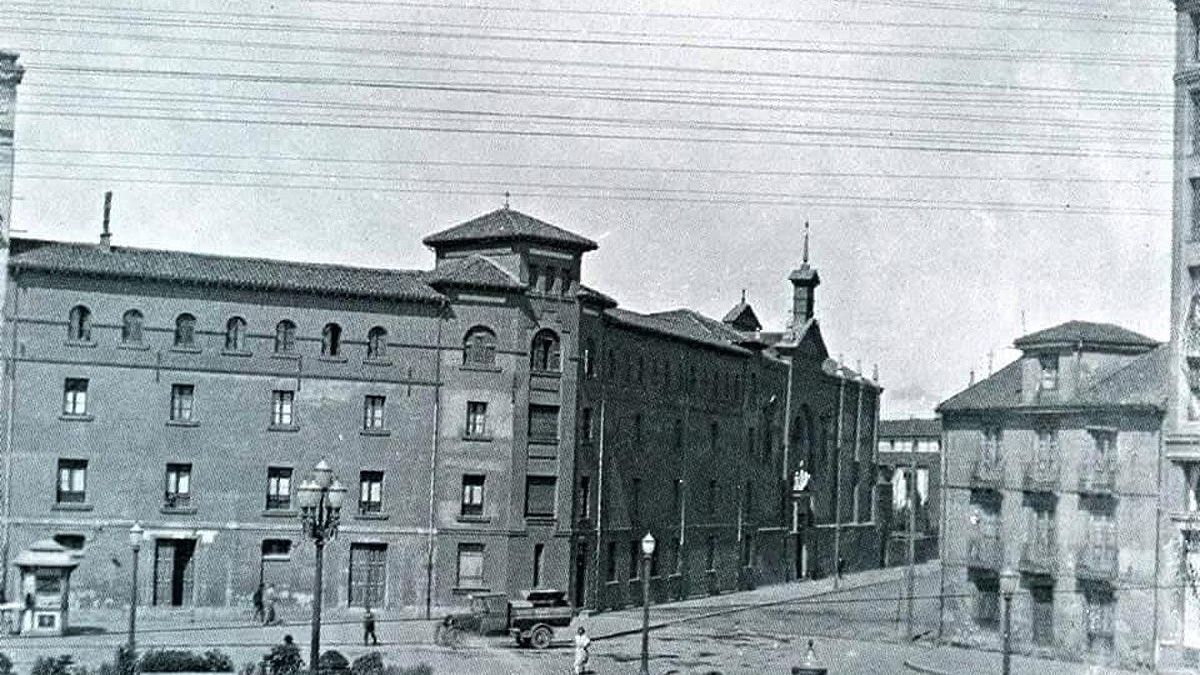 El Convento de Santo Domingo en León en los años 20, sin la 'Casa de los Alemanes' (derecha).
