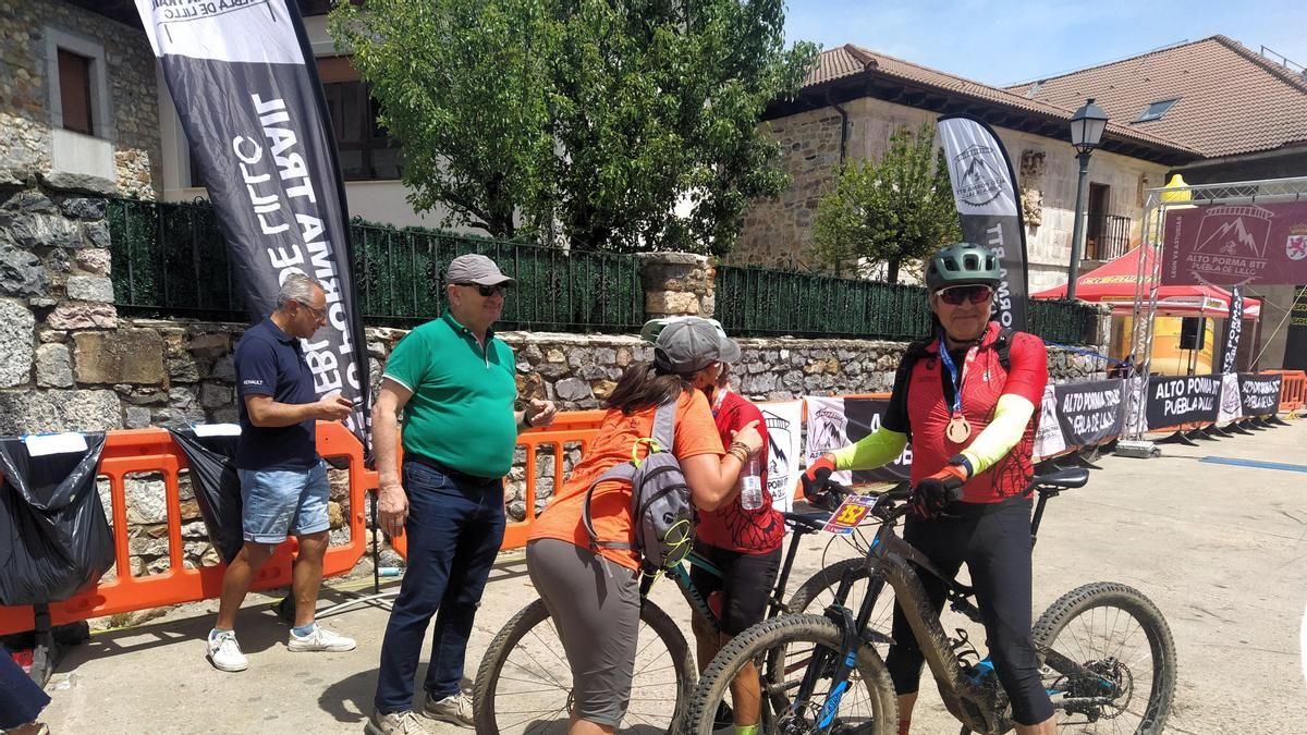 Felicitaciones en la línea de meta en la carrera BTT Alto Porma en su edición de 2025. 