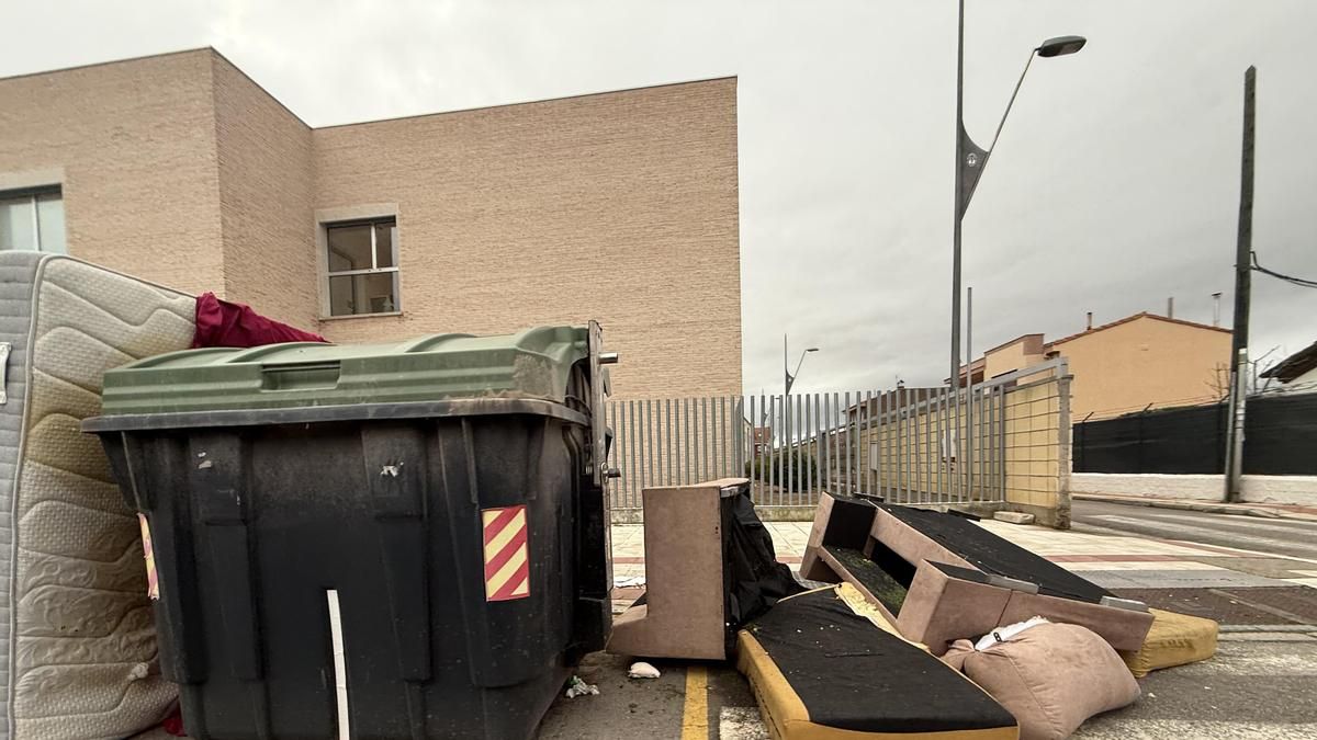 Acumulación de basura en los contenedores de San Andrés del Rabanedo.