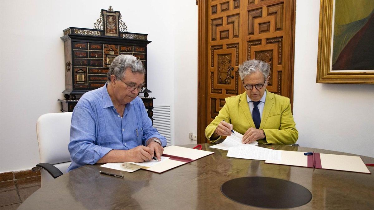 El presidente de la institución provincial, Salvador Fuentes, firmando el convenio con la Real Academia de Ciencias, Bellas Letras y Nobles Artes.