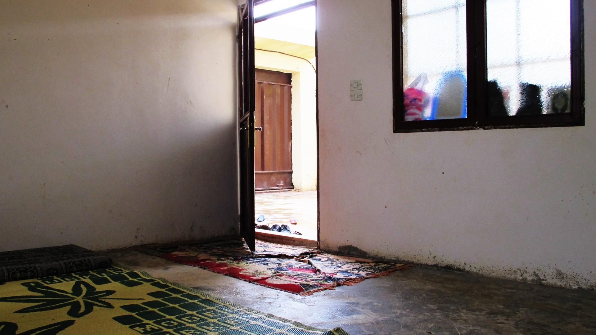 “Ya sabía por los vecinos que los tanques se acercaban –interviene Sabah, su esposa–, así que había preparado a los niños para huir. Se oían helicópteros y nos quedamos en la esquina de una sala rezando. Pensábamos que moriríamos”. Vivienda de una familia que ha estado huyendo del conflicto.