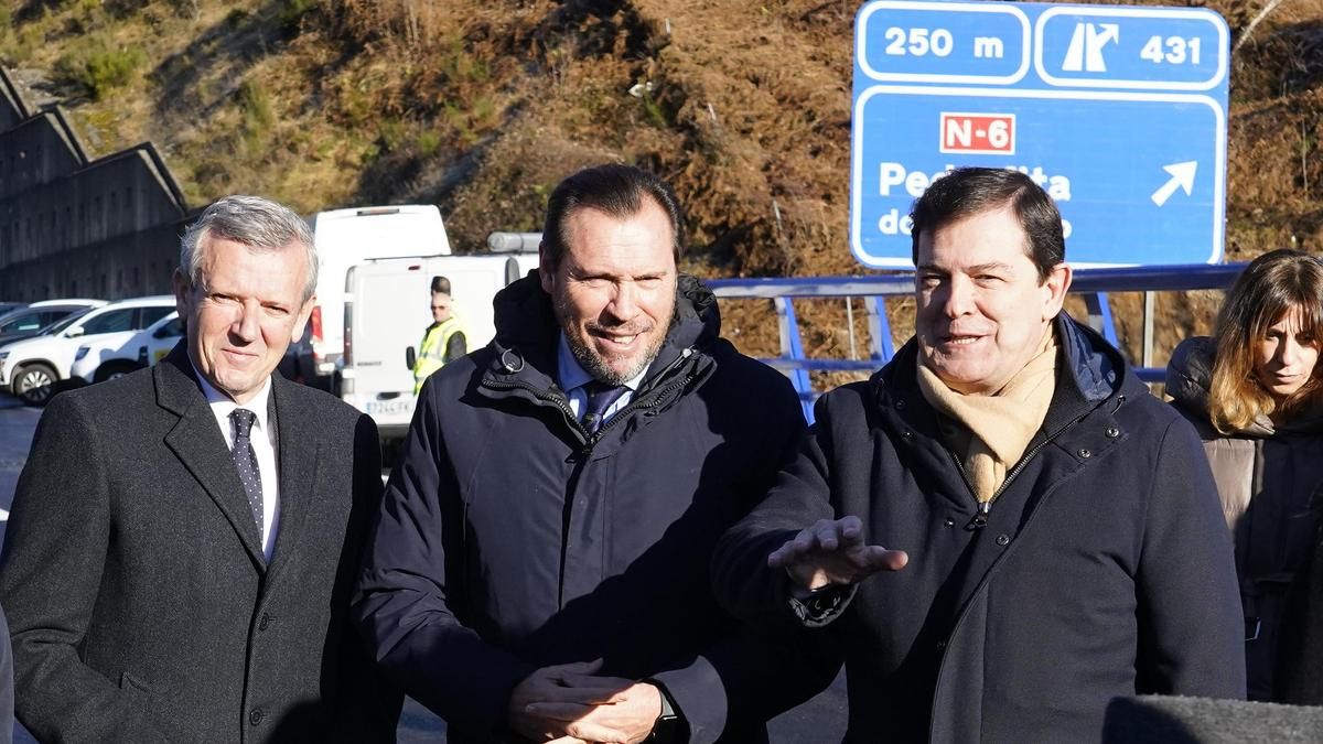 El ministro de Transportes, Óscar Puente, flanqueado por Alfonso Fernández Mañueco (izquierda) y Alfonso Rueda. 