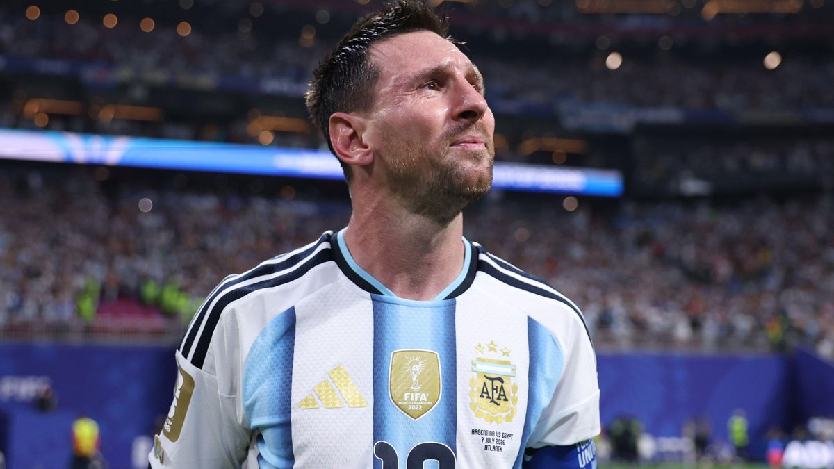 Terminado el partido Lionel Messi no pudo aguantar la emoción. Había errado un penal pero entregó el segundo gol que le dio el empate a Argentina y le devolvió el sueño de un triunfo posible.