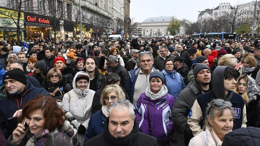 Decenas de miles piden la dimisión de Orbán en Budapest tras desvelarse abusos a menores en hogares infantiles