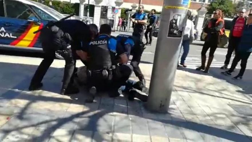 Momento en el que una de las tres personas fue detenida.