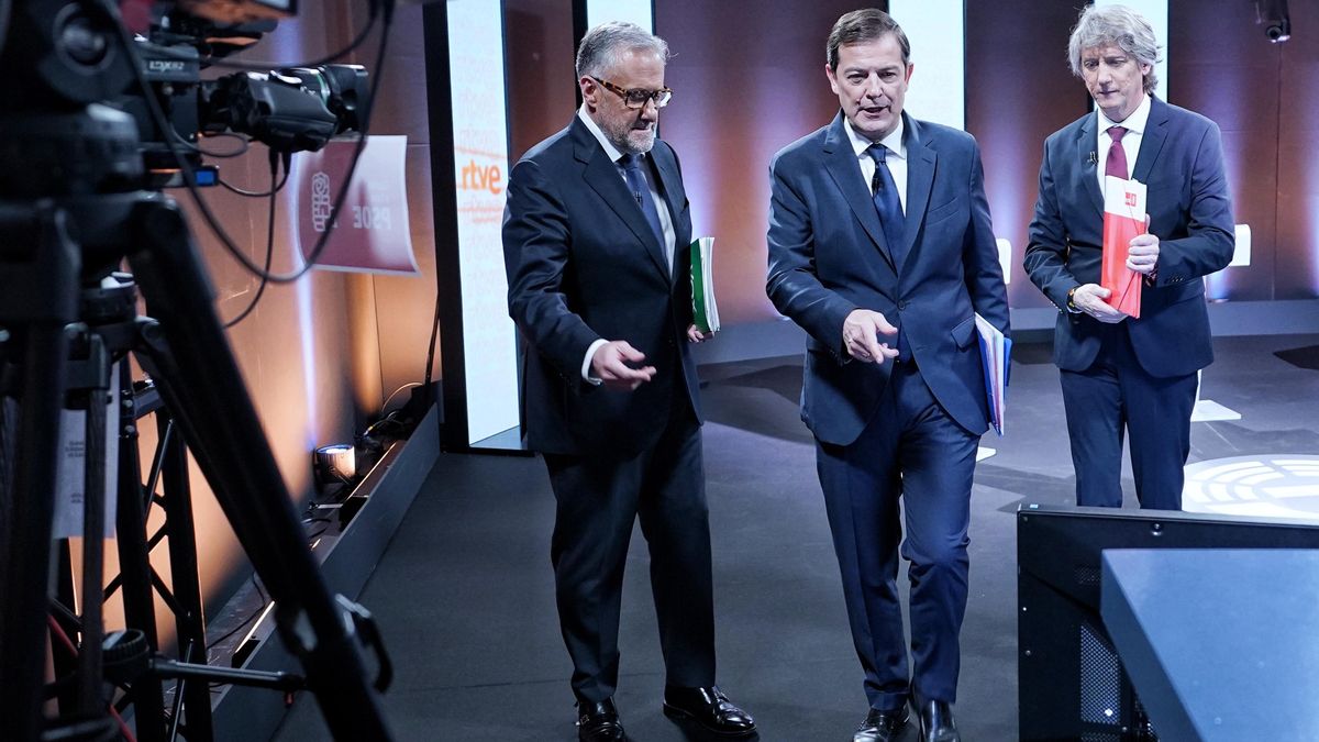 Los candidatos de VOX, PP y PSOE a la presidencia de la Junta de Castilla y León (i-d) Carlos Pollán, Alfonso Fernández Mañueco y Carlos Martínez, abandonan el estudio al finalizar el debate que organiza RTVE con los candidatos hoy jueves en Valladolid.