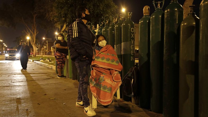 El drama regresa a Perú: noches en vela por un aliento de oxígeno