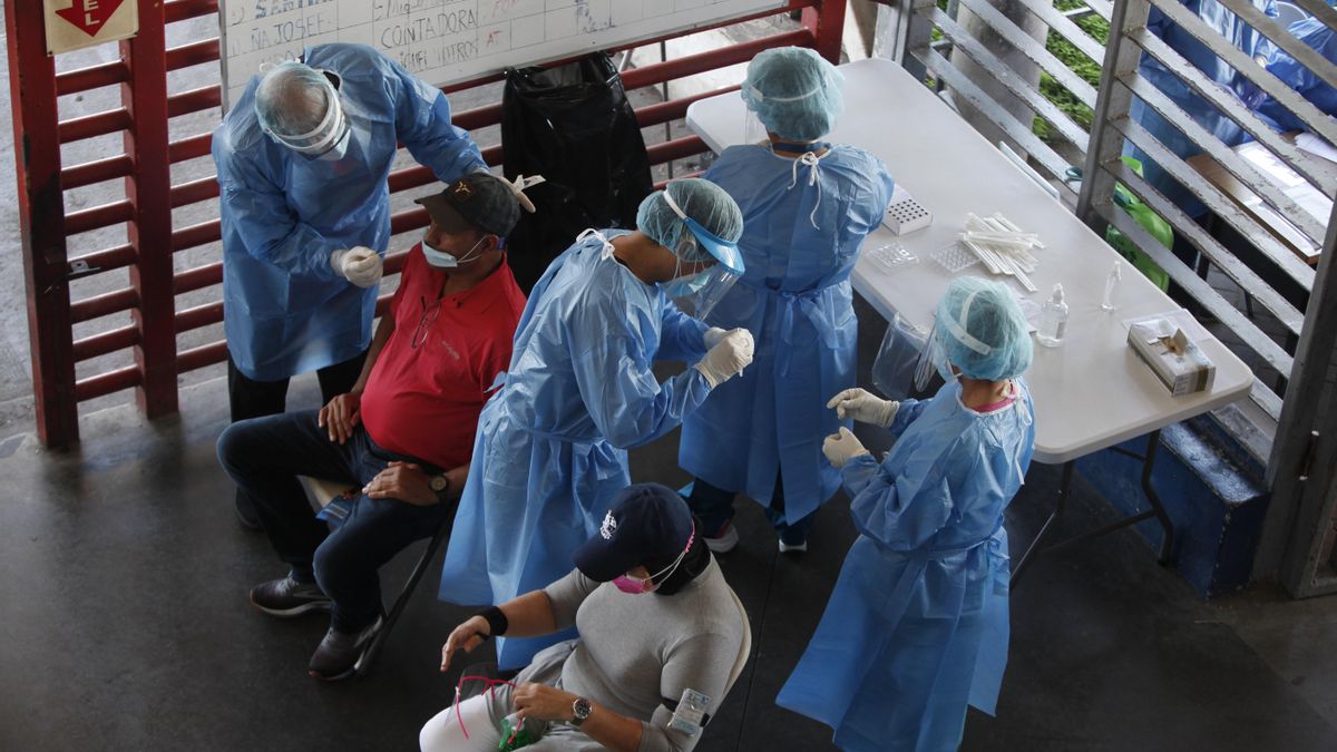 Personal médico realiza pruebas de coronavirus, el 30 de octubre de 2020, en Ciudad de Panamá (Panamá). EFE/Carlos Lemos/Archivo