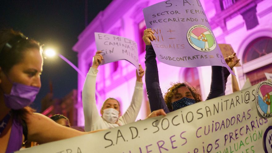 Mujeres cuidadoras en una manifestación del 8M.