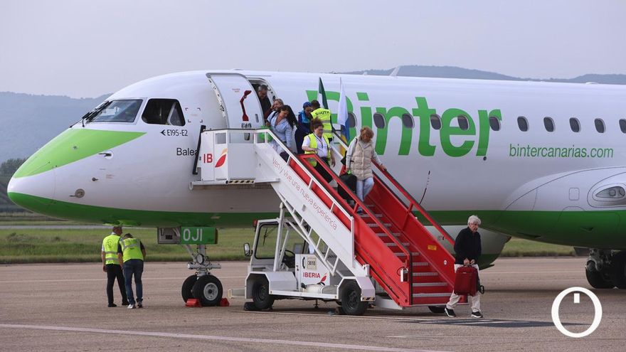 Turistas y sorpresas familiares en los primeros vuelos de Binter entre Córdoba y Canarias