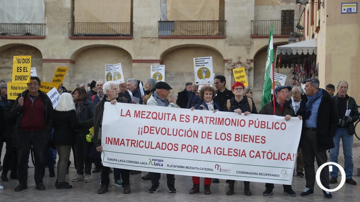 Concentración para denunciar el incumplimiento del Gobierno en la recuperación de los bienes inmatriculados por la Iglesia católica