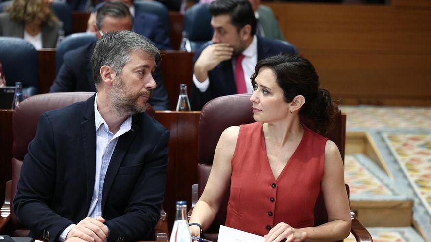 La presidenta de la Comunidad de Madrid, Isabel Díaz Ayuso (d), y el consejero de Presidencia, Justicia y Administración Local, y portavoz del Gobierno autonómico, Miguel Ángel García Martín (d),durante una sesión plenaria en la Asamblea de Madrid, a 16 de abril de 2026, en Madrid (España).