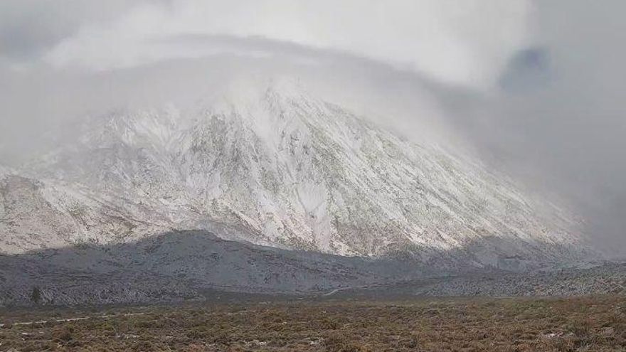 El Teide vuelve a lucir  su traje más invernal