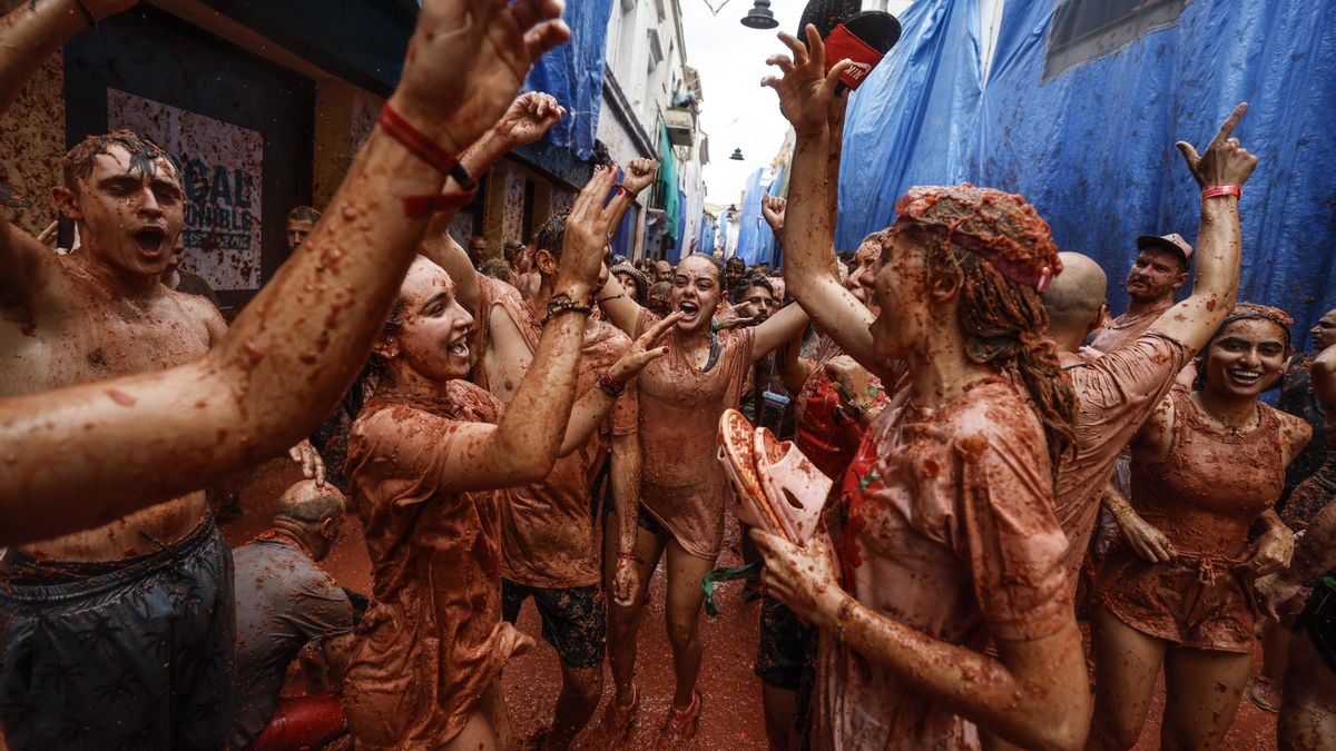 La localidad valenciana de Buñol ha celebrado este miércoles su mundialmente conocida Tomatina, una tradicional 'batalla campal' a tomatazo limpio en la que han participado más de 20.000 personas y que ha presentado la novedad de ofrecer entradas VIP a 500 euros para vivir la fiesta a bordo de los camiones desde los que, durante una hora, se han lanzado 120.000 kilos de tomates. EFE/Biel Aliño
