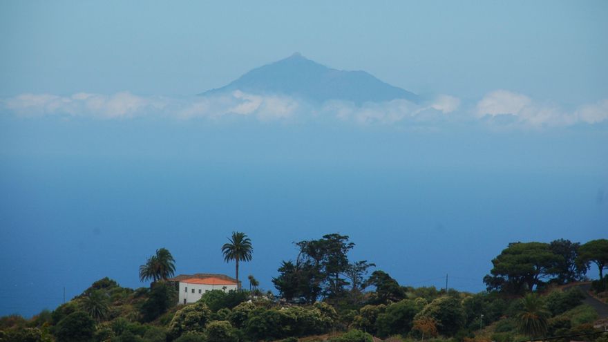 Zona este de La Palma con el Teide al fondo.