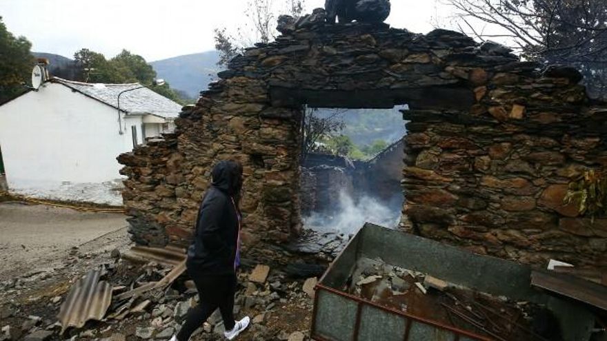 César Sánchez / ICAL La localidad de San Pedro de Paradela (León), perteneciente al municipio de Fabero, afectaba por las llamas.