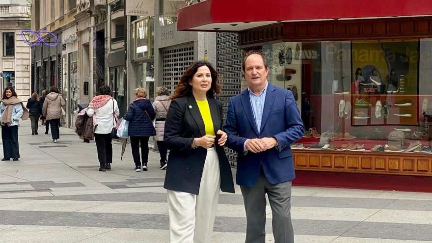 La concejala de Comercio de Santander, Miriam Díaz, y el presidente de la Cámara de Comercio de Cantabria, Modesto Piñeiro.
