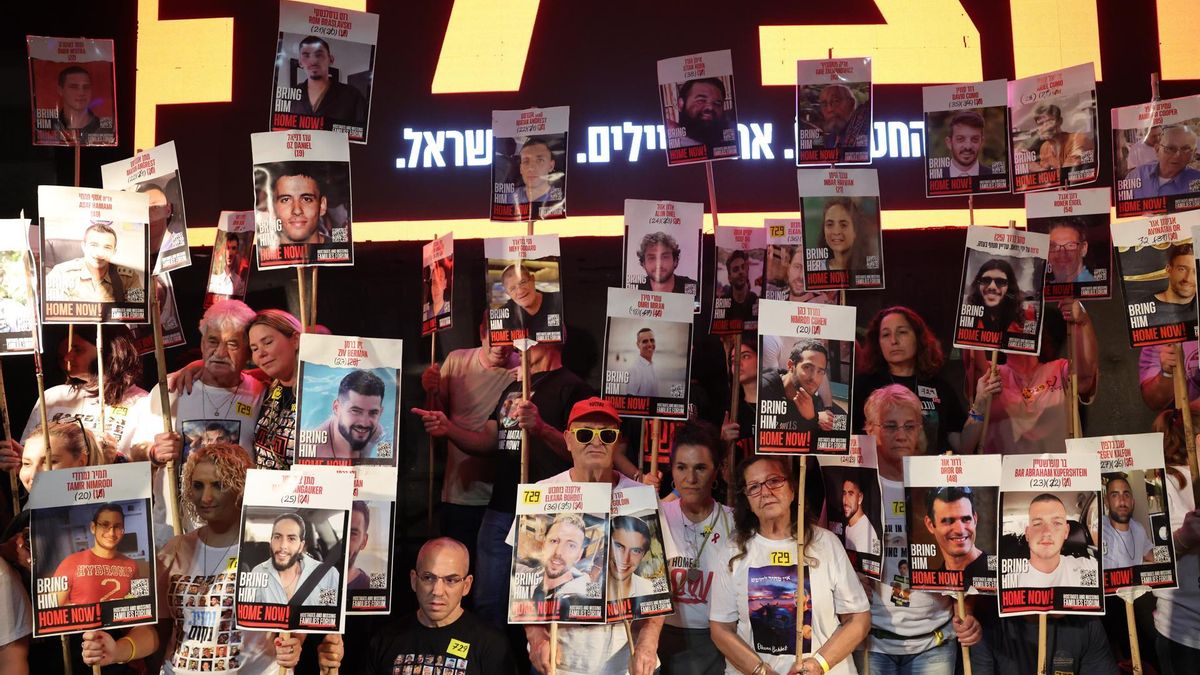 Los partidarios de las familias de los rehenes israelíes retenidos por Hamás en Gaza participan en una protesta para pedir el fin de la guerra y la liberación de los rehenes frente al cuartel general militar de Kirya, en Tel Aviv (Israel), el 4 de octubre de 2025.