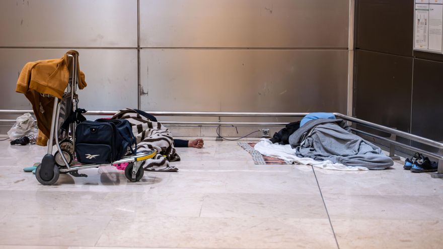 Aena prohíbe dormir a personas sin hogar en el aeropuerto de Barajas a partir de este jueves
