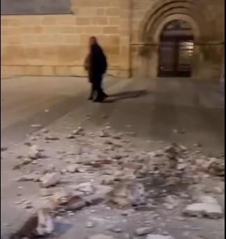 Piedras caídas ante la portada románica tardía de la basílica de Santa Eulalia en Mérida