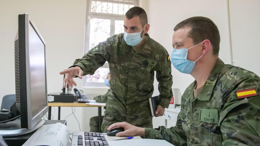 Rastreadores militares realizan su trabajo en el Hospital Militar de Zaragoza. EFE/Javier Cebollada/Archivo