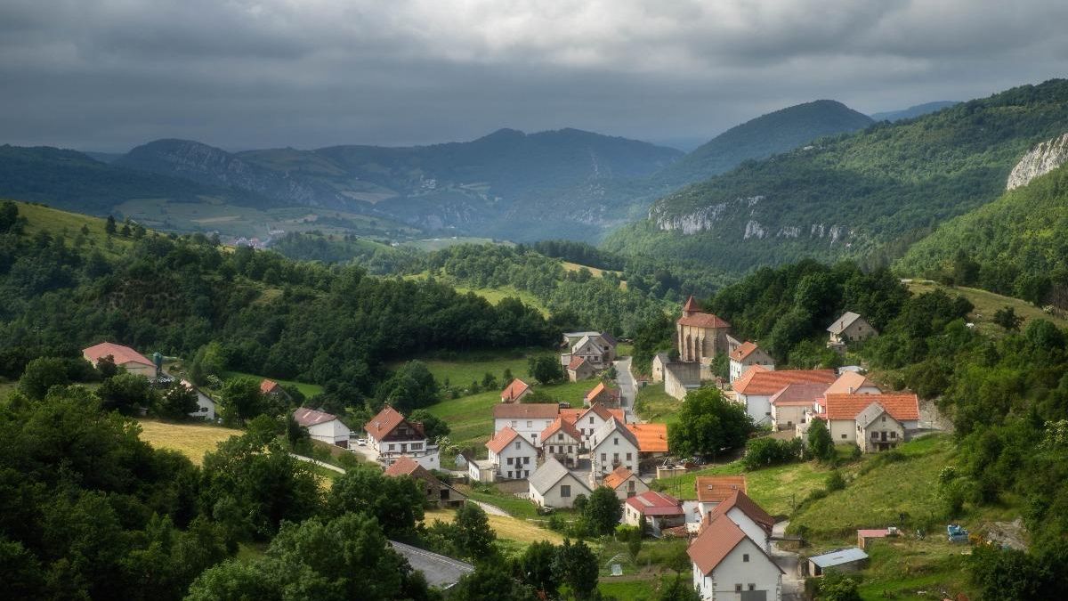 Abaurrea Alta rodeada de bosques.