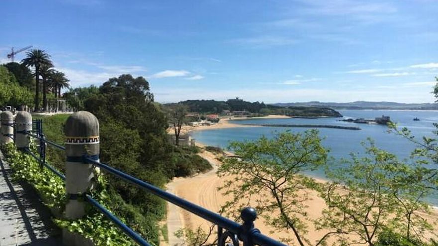 Facebook de Turismo Santander. / Playa de Los Peligros, Santander.