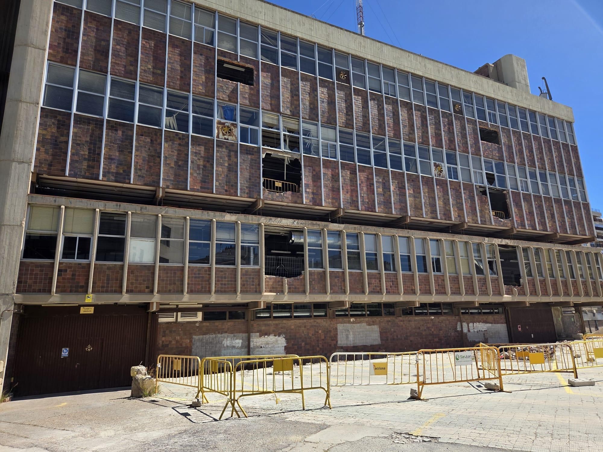 Estado actual del edificio de Correos, cuya demolición ha empezado este miércoles sin previo aviso