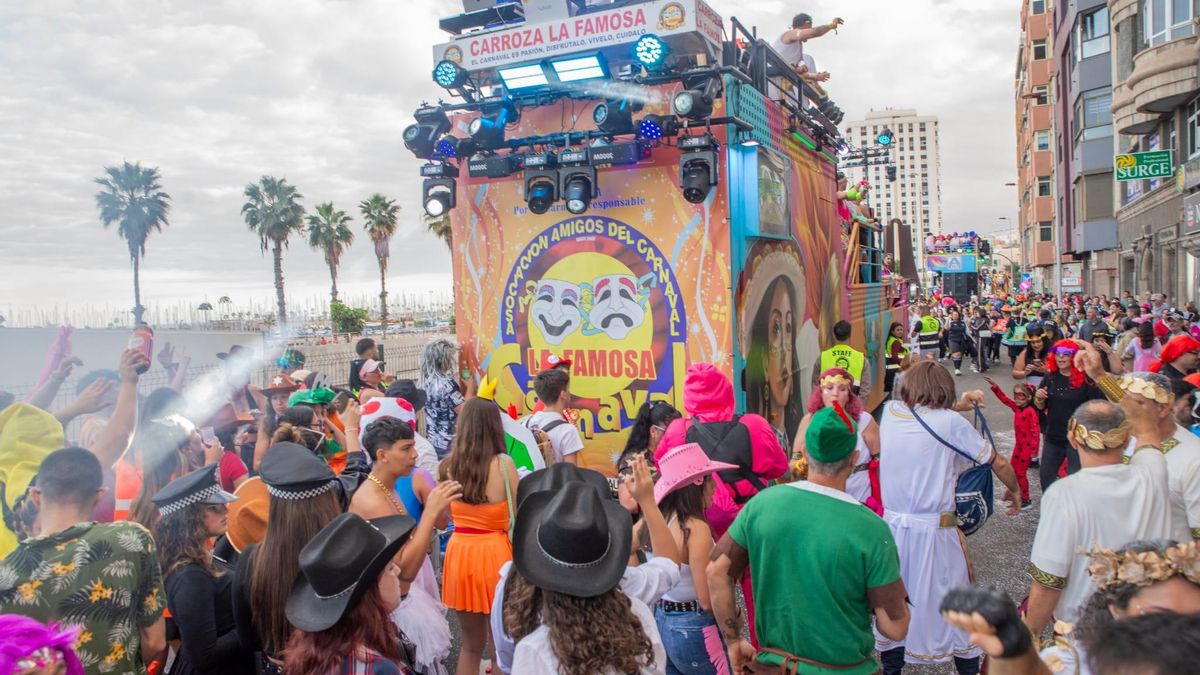 La carroza La Famosa a su paso por Las Alcaravaneras.