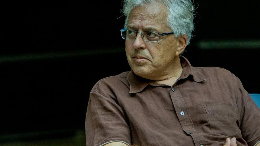 Antonio Orihuela reúne en ‘Sin fin’ una antología única de tres décadas al servicio de la “poesía de la conciencia”