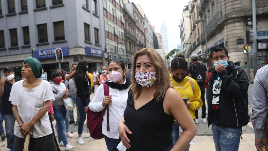 Personas usan cubrebocas para evitar el contagio con el coronavirus, en una calle en Ciudad de México (México). EFE/Sáshenka Gutiérrez
