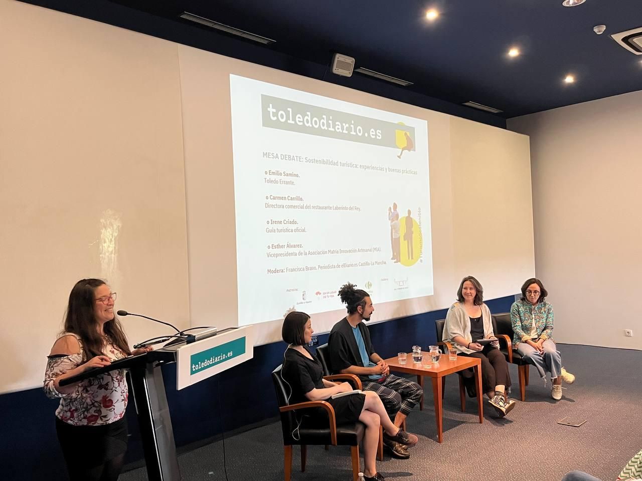 Mesa redonda sobre las 'Experiencias y buenas prácticas de sostenibilidad turística en Toledo' en el foro II Conversaciones sobre Turismo Sostenible, moderada por la periodista Francisca Bravo