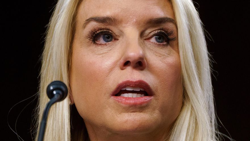 EE.UU. acusa a tres inmigrantes salvadoreños de la pandilla M-13 de cuatro asesinatos