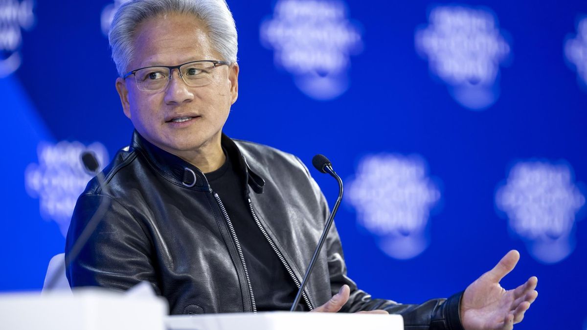 Jensen Huang justifica la falta de retorno económico de la IA pese a la  inversión masiva: "Se está construyendo ahora"