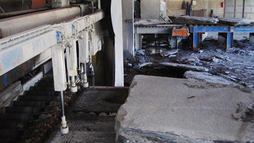 Una imagen del interior de Pizarras Páramo con maquinaria.