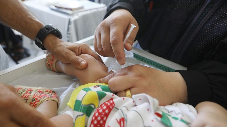 El primer contagio de polio que se registra en Gaza en 25 años paraliza una pierna de un bebé de diez meses