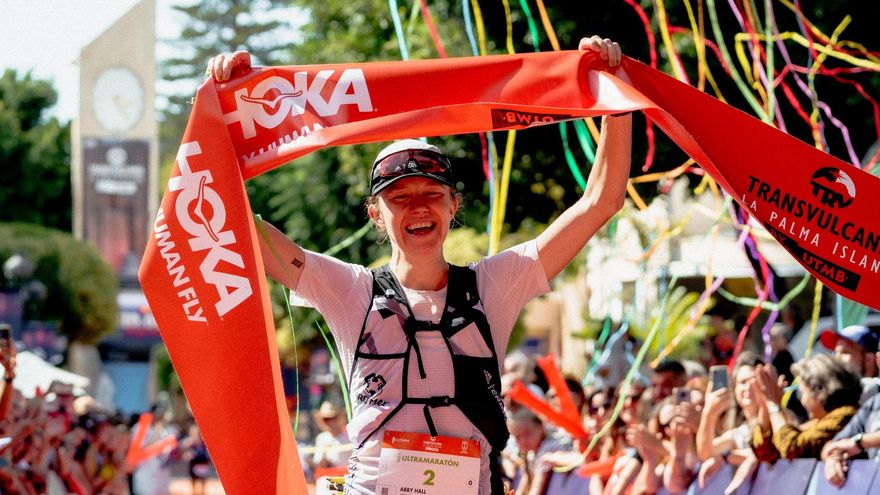 Abby Hall, ganadora de la Ultramaratón de la Transvulcania 2022.