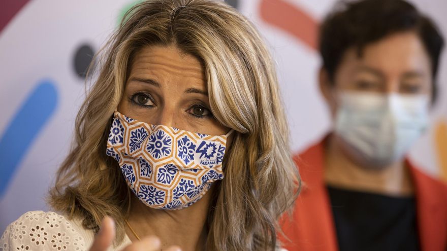 La vicepresidenta segunda del Gobierno de España y ministra del Trabajo, Yolanda Díaz, durante una reunión con la convencional constituyente Beatriz Sánchez (d-fuera de foco), hoy, en Santiago (Chile). EFE/ Alberto Valdes