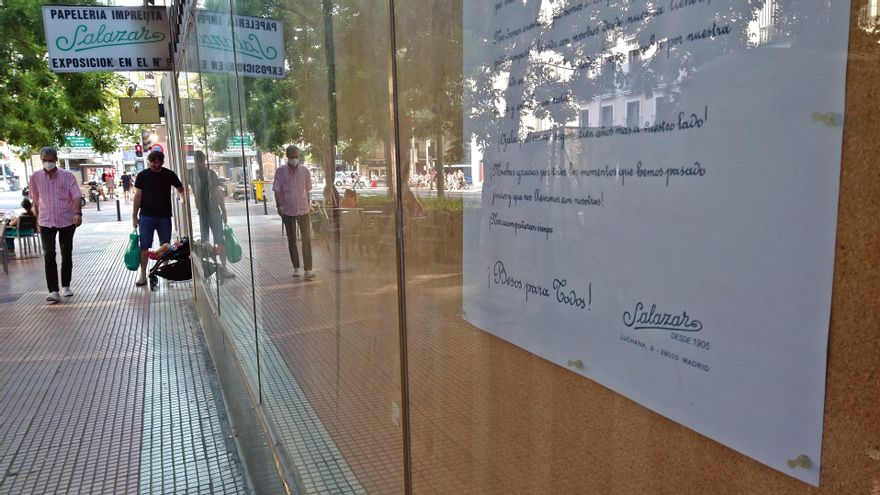 La despedida de Salazar, la papelería más longeva de Madrid: "¡Ojalá pudiéramos seguir cien años más a vuestro lado!"