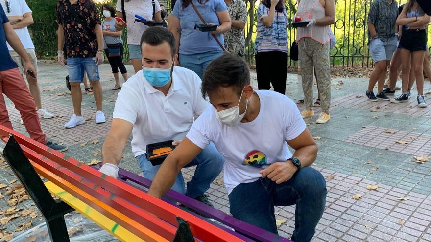 El alcalde, Luis Salaya, y el concejal David Santos colaboran en la reparación de los bancos del Paseo de la Diversidad de Cáceres