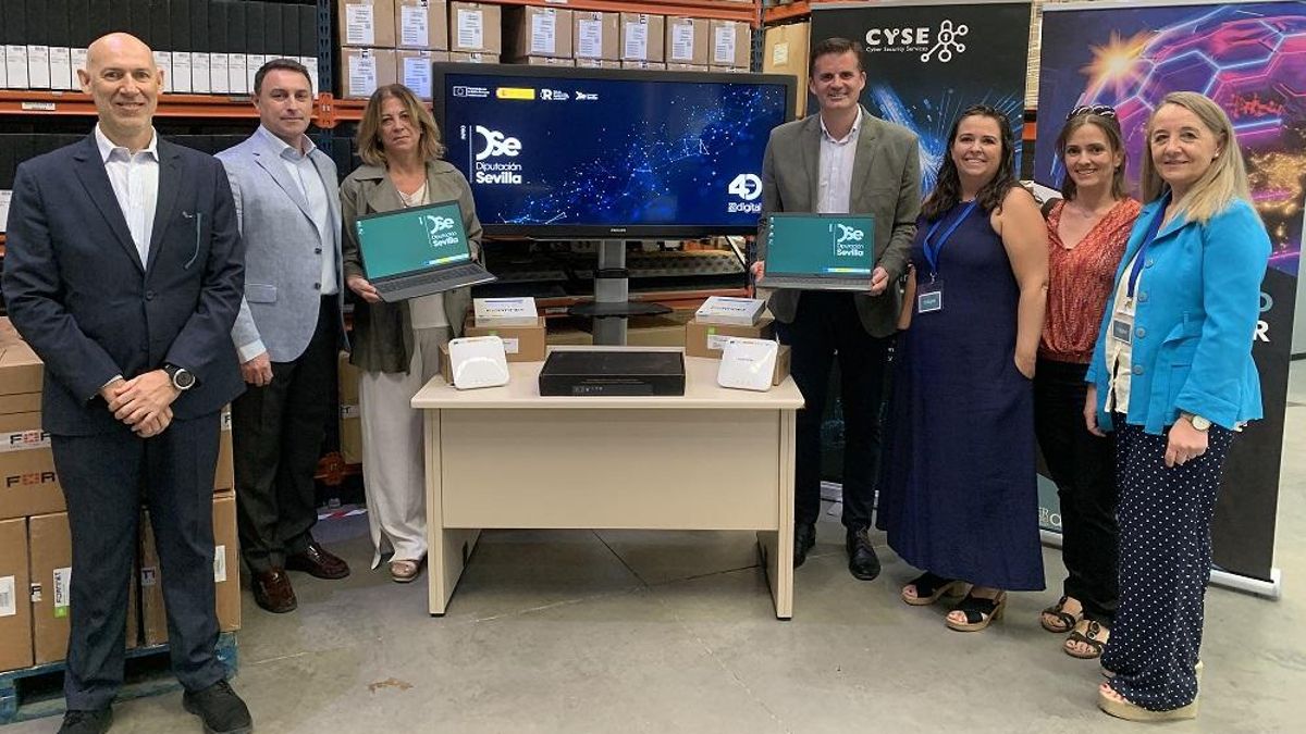 INPRO recepciona los ordenadores portátiles del proyecto de conectividad digital segura para 91 municipios de Sevilla