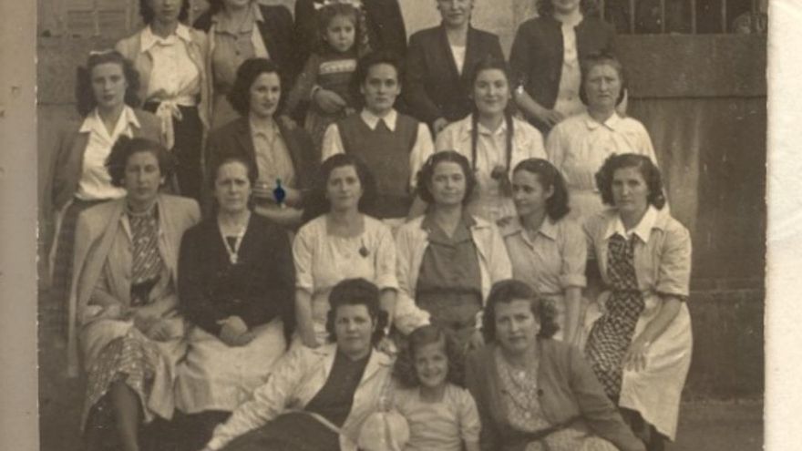 La joven Ángela, única con coletas, cumpliendo condena en Amorebieta, donde ingresó con 16 años.