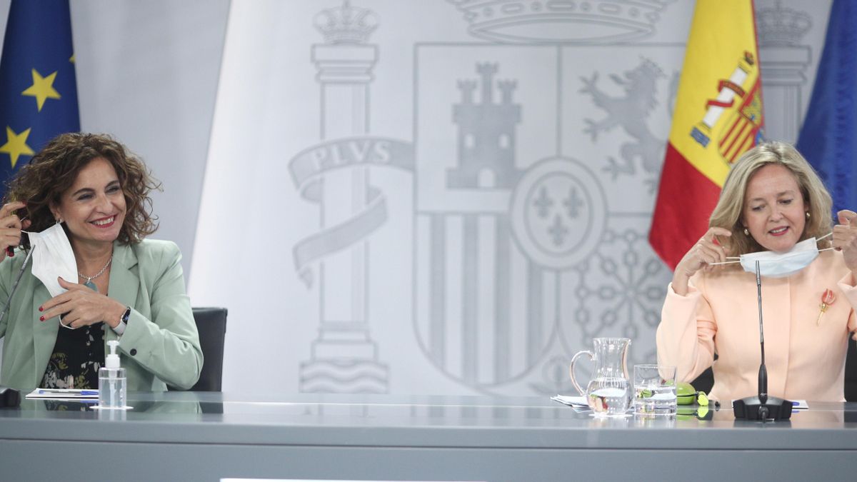 La ministra portavoz y de Hacienda, María Jesús Montero (i), y la vicepresidenta y ministra de Asuntos Económicos y para la Digitalización, Nadia Calviño.